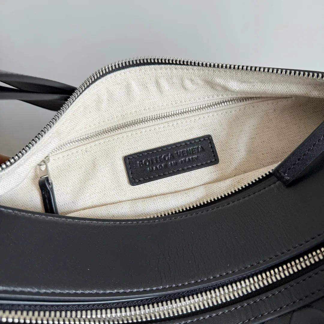 Batch 1920 🎁BOTTEGA VENETA new woven Tribeca handbag Double zipper design + super clear inner layering, sufficient capacity without clutter; small items can be stored in an orderly manner for daily commuting and short trips 🗂 Equipped with a comfortable wide shoulder strap, it can be worn on the shoulder, crossbody, or in the hand, and the carrying method is super flexible. Style number: 836016 Size: 30.5*20*9cm Color: black